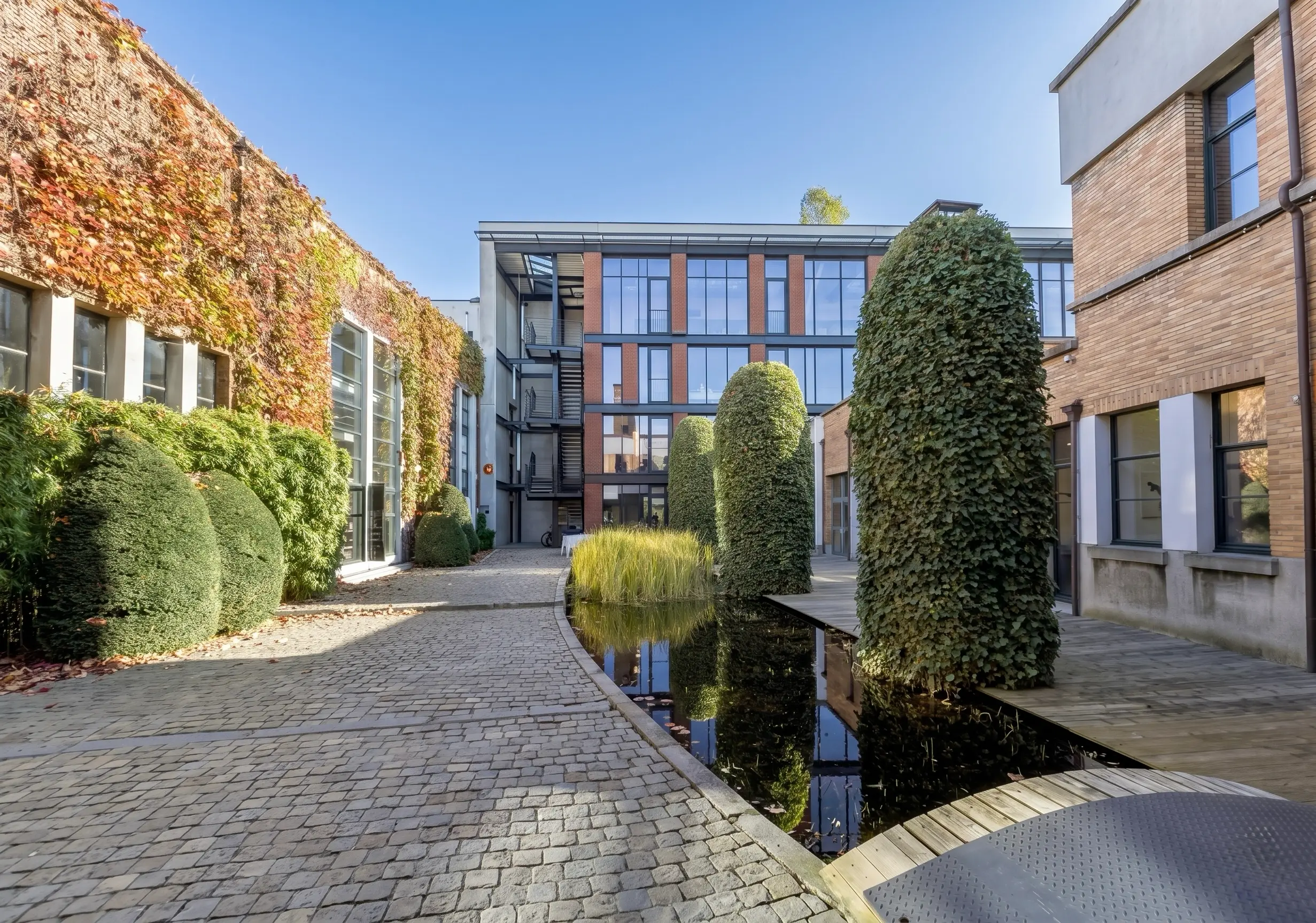 Cour pavée et jardin d'Azilum