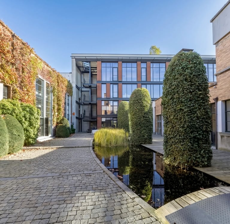 Cour intérieure des bureaux AZILUM à Forest